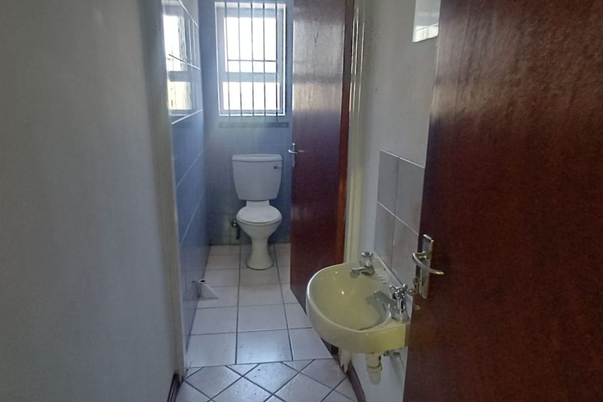 PAROW | WAREHOUSE & SHOWROOM TO LET - Photo 5