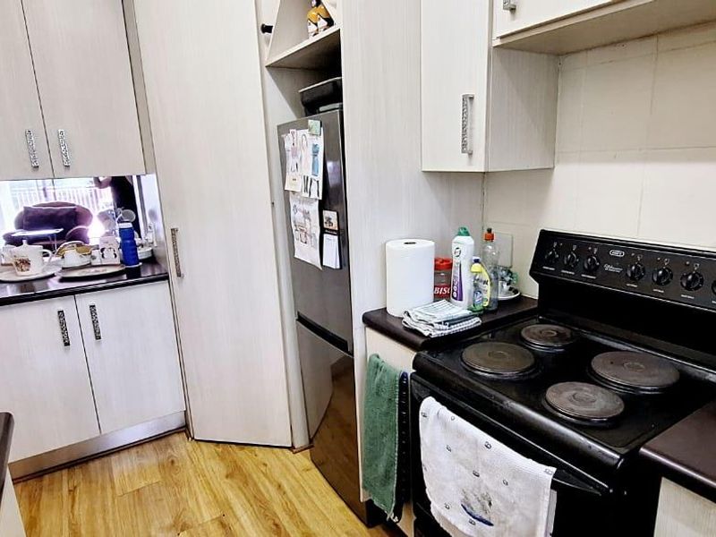 3 Bedroom Unit in South Crest with Spacious Outside Patio & Garden area - Photo 3