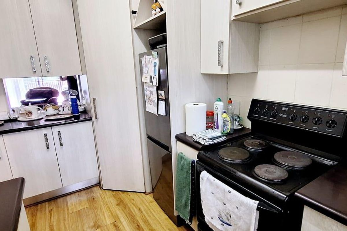 3 Bedroom Unit in South Crest with Spacious Outside Patio & Garden area - Photo 3