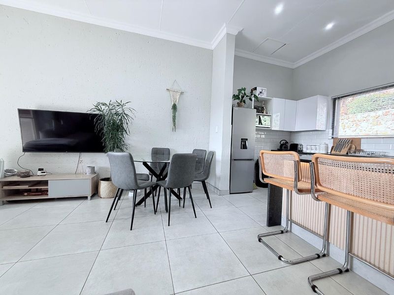 Golf Course Views & Modern Comfort: 2-Bed Glenvista Gem - Photo 6