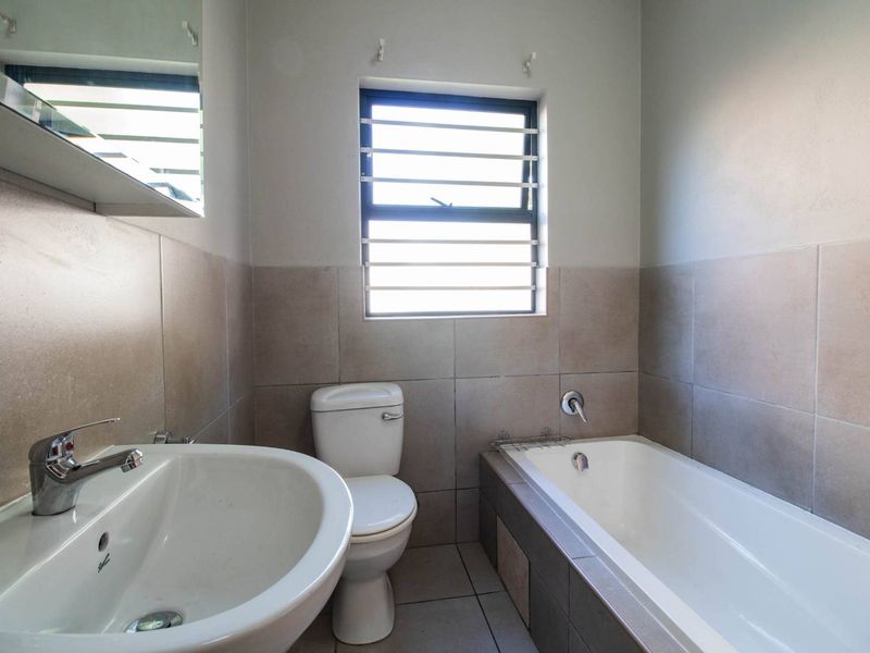 2 Bedroom Ground Floor Apartment for Sale - Photo 6