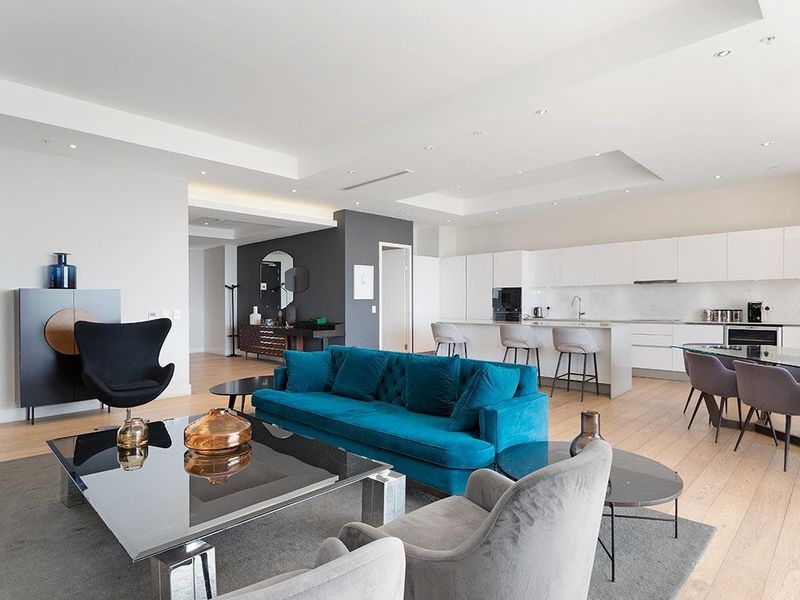 Penthouse Perfection: Breathtaking Views- Elegant Urban Retreat with Panoramic Table Mountain and Ocean Views - Photo 4