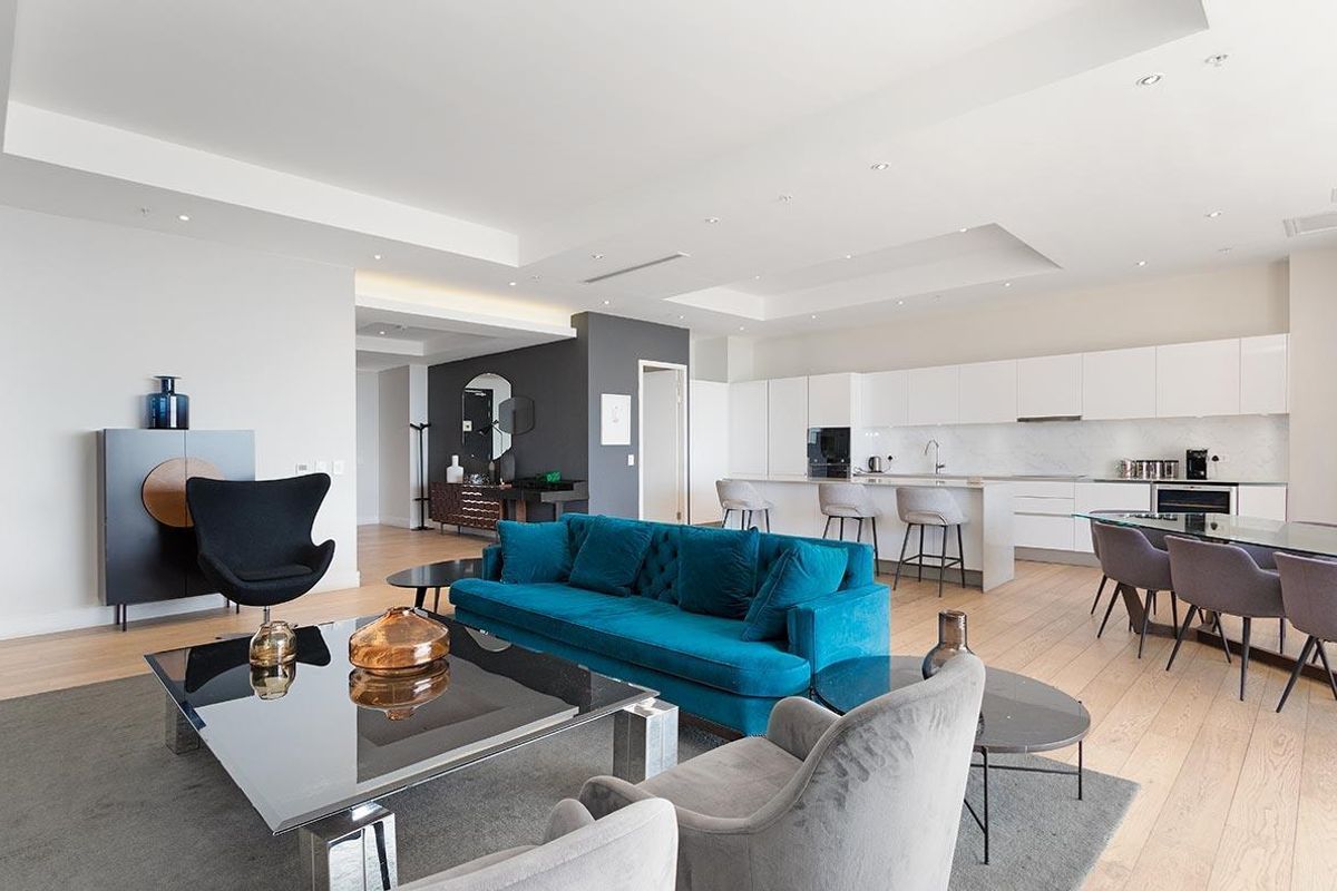 Penthouse Perfection: Breathtaking Views- Elegant Urban Retreat with Panoramic Table Mountain and Ocean Views - Photo 4