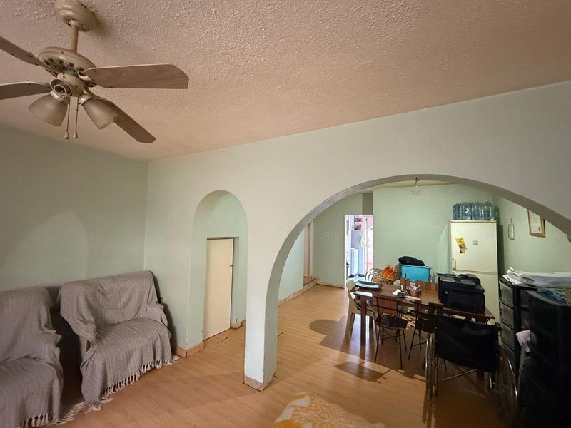 Well Located 3 Bedroom Unit with Strong Potential - Photo 6