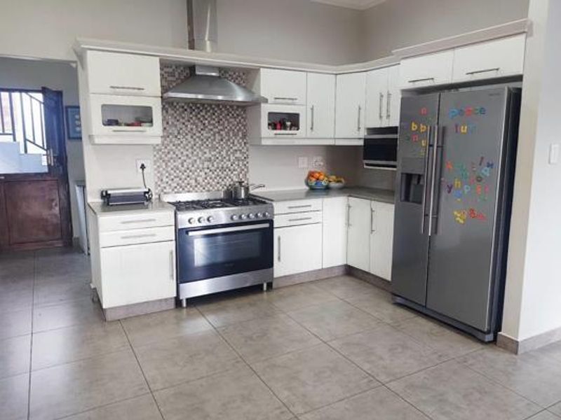 3 bedroom house with a separate flat - Photo 3