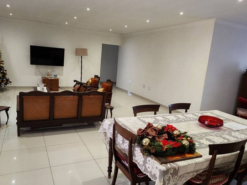 Modern Comfort Meets Space — Stylish 3-Bed Townhouse in New Redruth - Photo 6