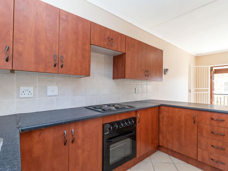 Spacious 2-Bedroom Apartment with Balcony & Amenities to Rent in Honeypark - Photo 6
