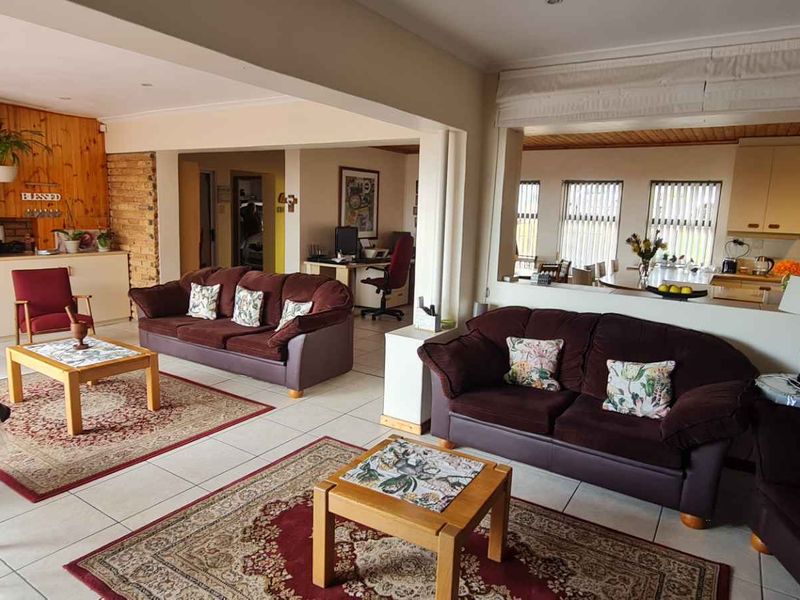 Versatile Family Home & Investment Gem – 3 Self-Contained Flatlets, Stunning Views in Plattekloof - Photo 10