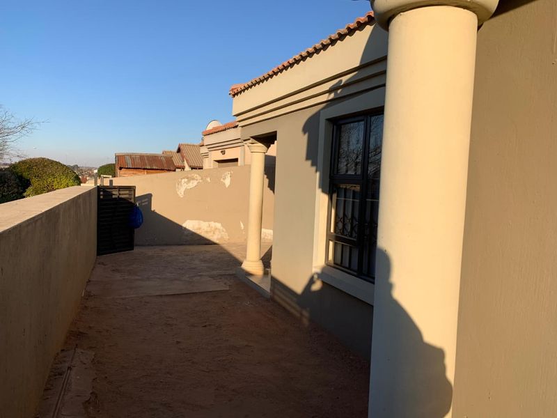 Modern 3-Bedroom Home for Sale Near Schools, Shopping Centres & N3 Highway – Stylish Living with 2 Bathrooms - Photo 4