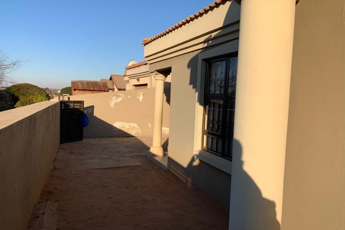 Modern 3-Bedroom Home for Sale Near Schools, Shopping Centres & N3 Highway – Stylish Living with 2 Bathrooms - Photo 4