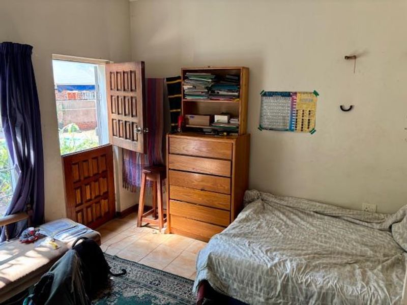 Spacious Family Home with Flatlet on Large Stand - Photo 9