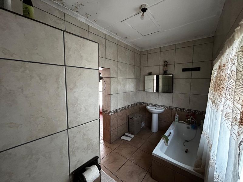 Charming 3-Bedroom Home - Photo 9