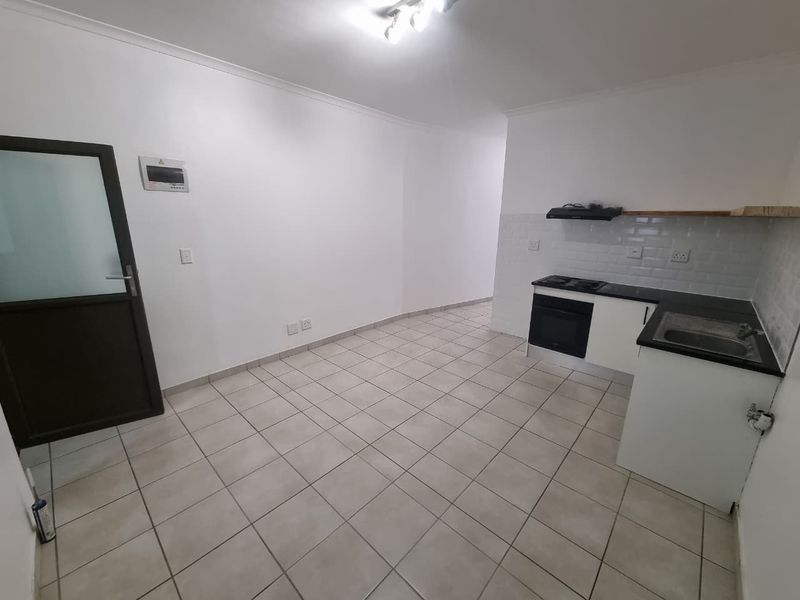 Newly Renovated Unfurnished 2 Bedroom Apartment To Rent in Observatory - Photo 2