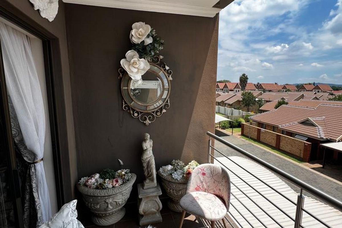 Retire in beautiful 2-bedroom apartment - Photo 3