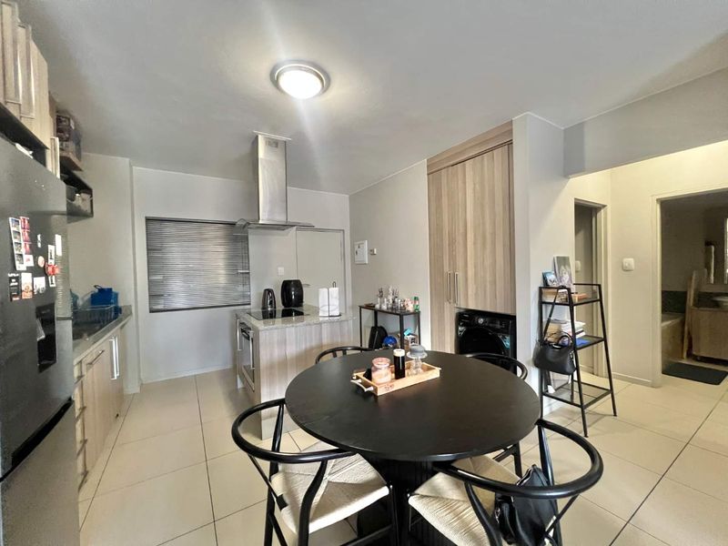 Modern 2-bedroom, 2-bathroom ground floor apartment for sale in Rivonia / Edenburg - Photo 5