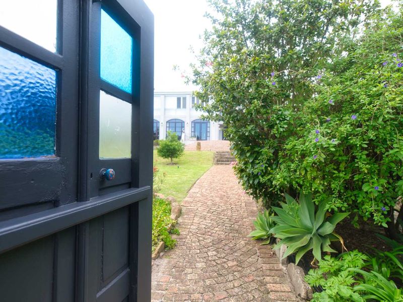 LARGE RESIDENTIAL HOME IN HERMANUS - Photo 2