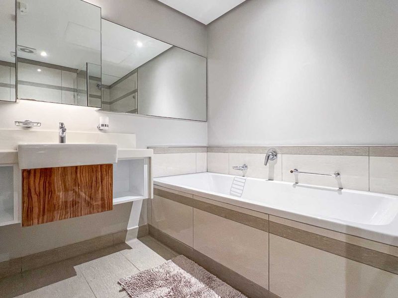 3 BEDROOM | 3 BATHROOM APARTMENT - Photo 10