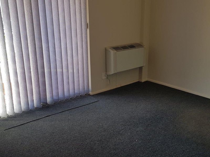 Light and Bright First Floor Office - Photo 3