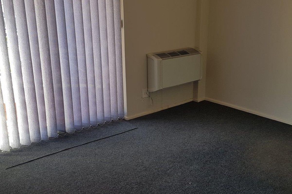 Light and Bright First Floor Office - Photo 3