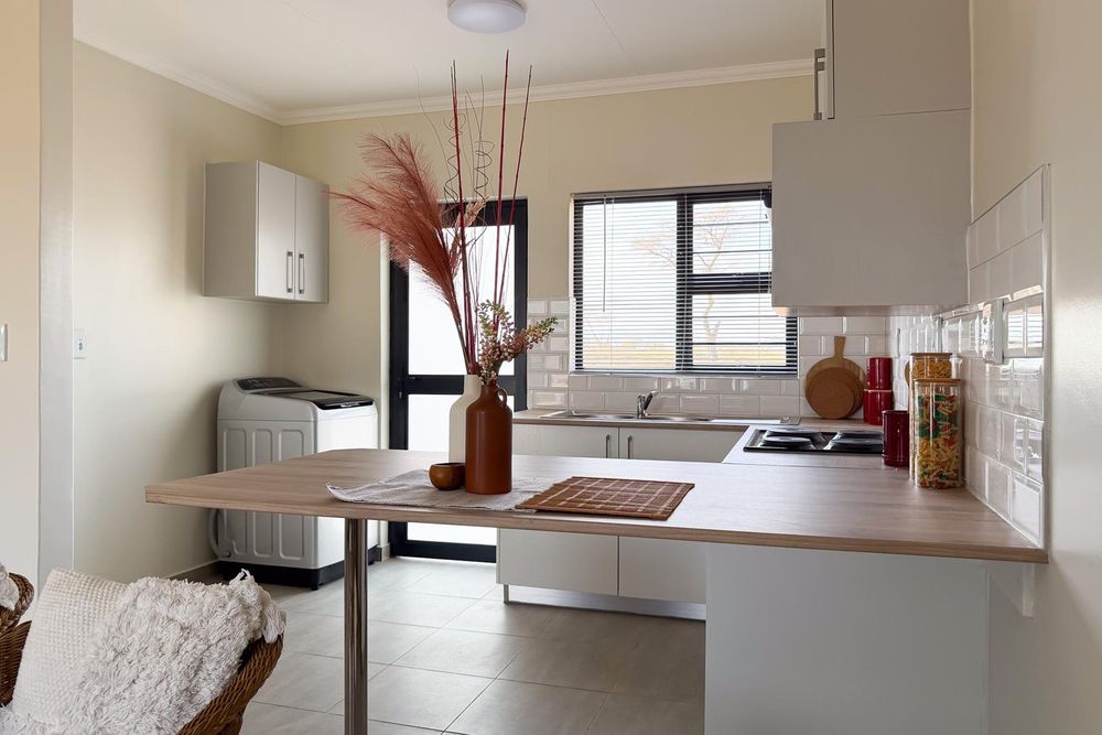 Kitchen with built-in cupboards + oven and sit-down countertop.