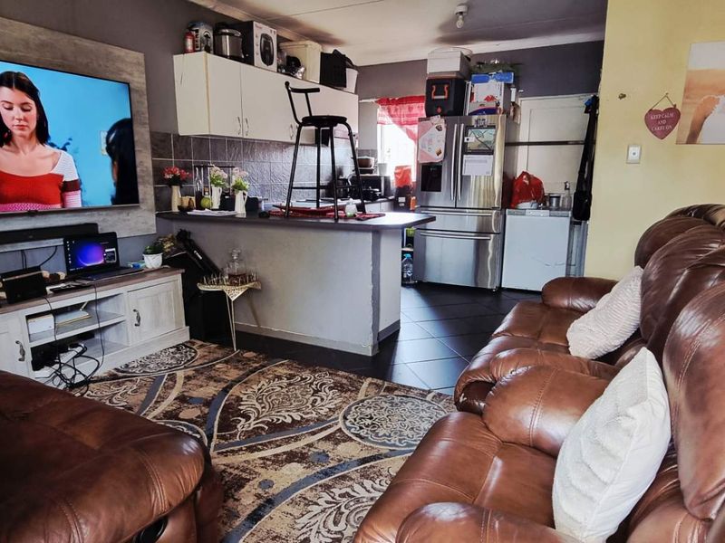 Khomasdal 2 bedroom townhouse with 2 bathrooms - Photo 3