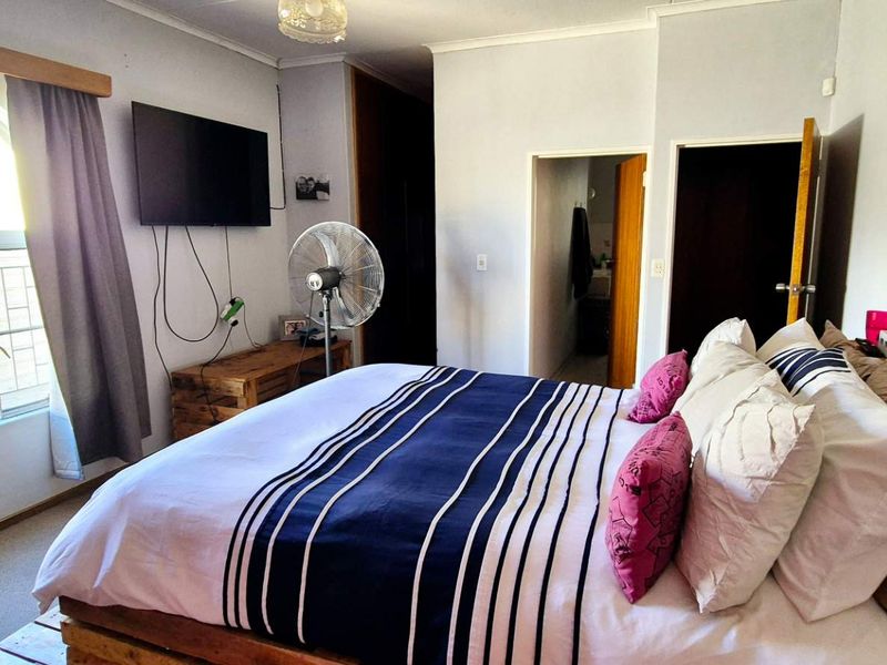 Neat and Spacious Family Home, Perfect for Entertaining! - Photo 6