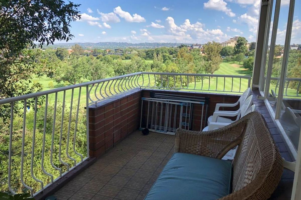 Luxurious Living Near Thrupps - Spacious Top Floor Apartment! - Photo 2