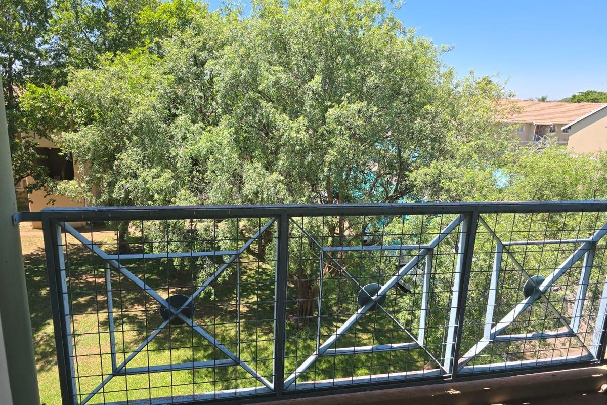 Two bedroom apartment in Parkdene Boksburg - Photo 2