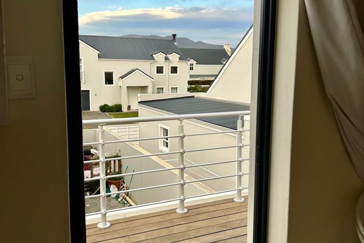 Furnished 2-Bed Apartment in Secure Hermanus Coastal Estate - Photo 2
