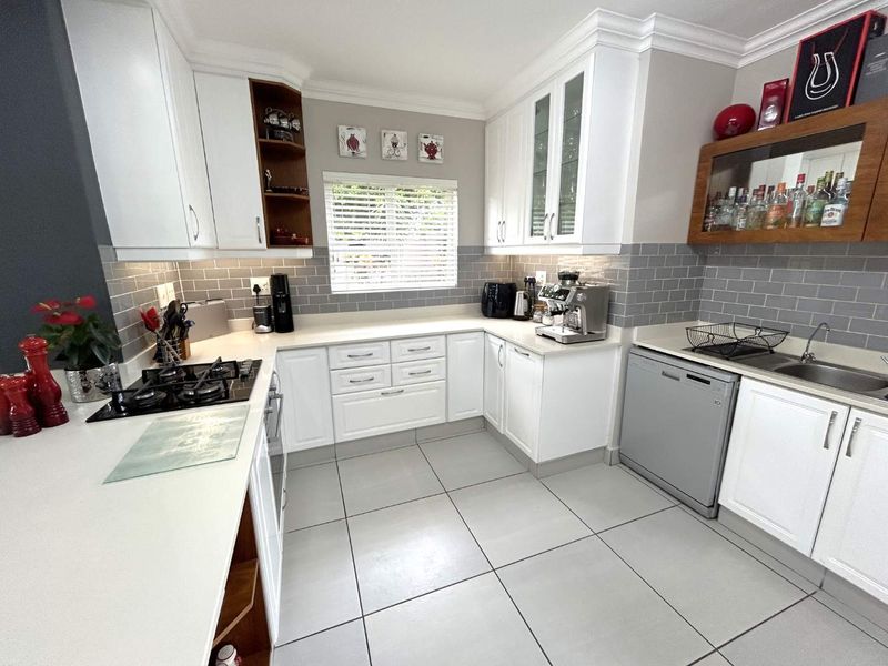 HENDRA - Gorgeous Pet Friendly Duplex 5 Minutes from the Beach - Photo 6