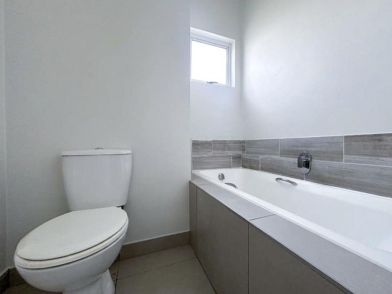 What a great deal with a completely brand-new interior for this ground floor apartment. - Photo 7