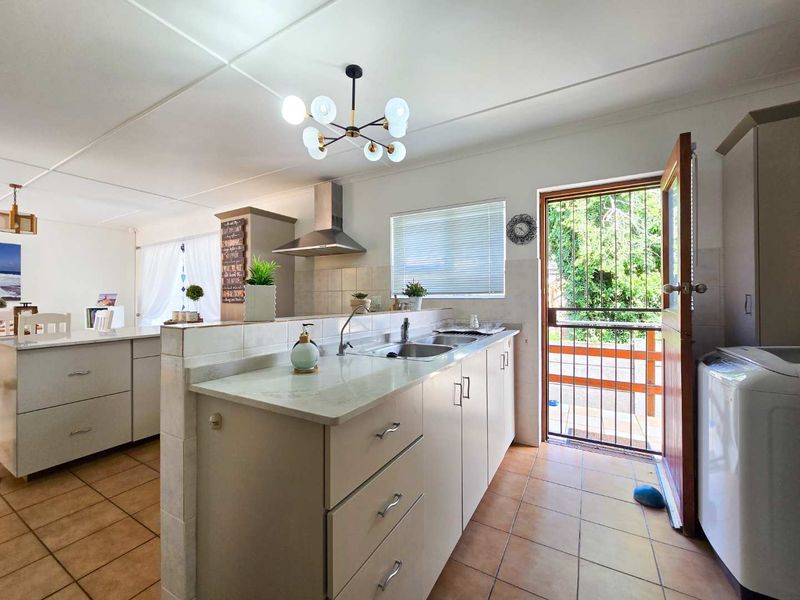 Neat family home for sale in Stilbaai-Wes. - Photo 7