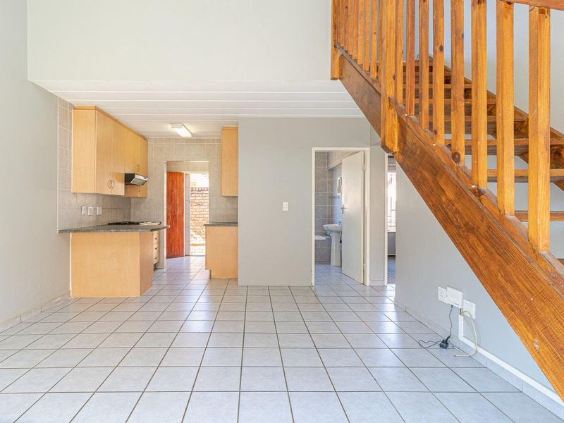 3 Bedroom 2 Bathroom Duplex Townhouse For Sale in Wilgeheuwel - Photo 6