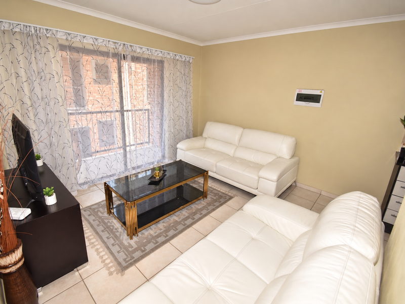 First-Floor Apartment with Beautiful Views - Photo 3