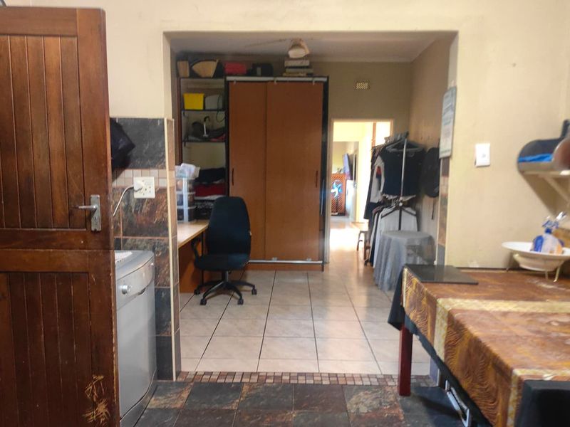 Charming 3-Bedroom Family Home with Pool in Safe Street - Photo 5