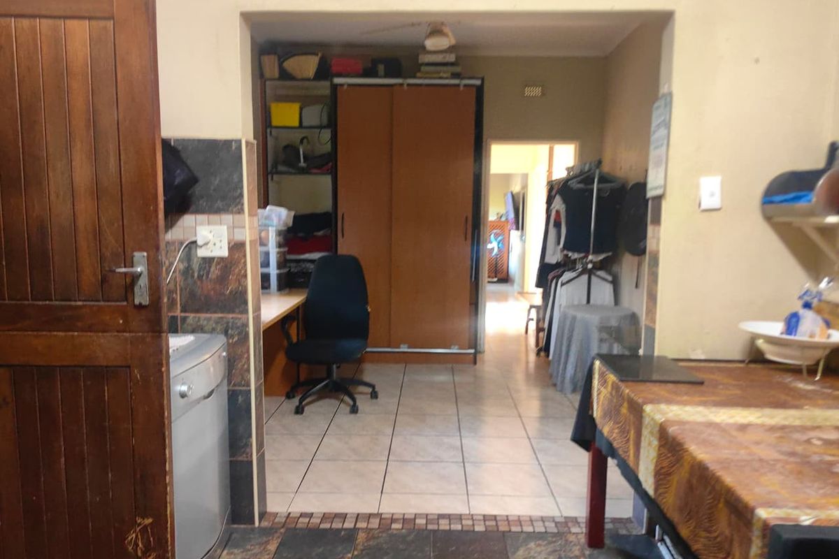 Charming 3-Bedroom Family Home with Pool in Safe Street - Photo 5