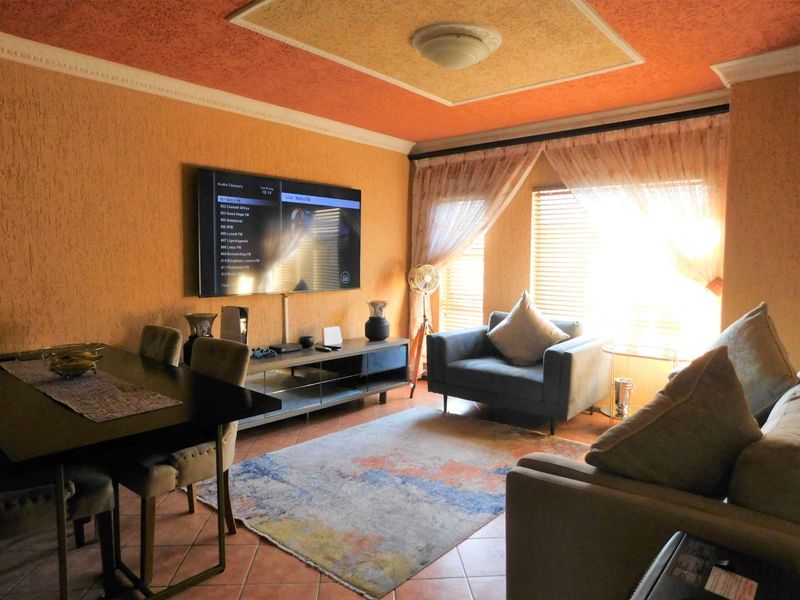 Secure Complex Living - Photo 2