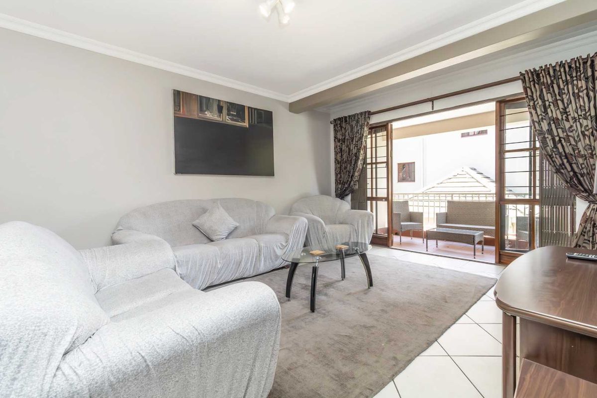 Executive upstairs Apartment - Photo 4