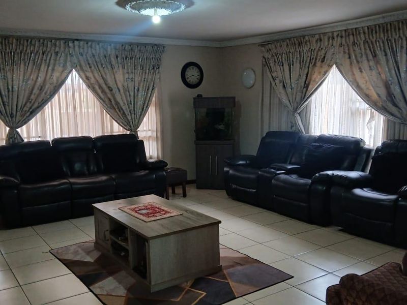 **Immaculate 3 Bedroom House in Palm Ridge** - Photo 3