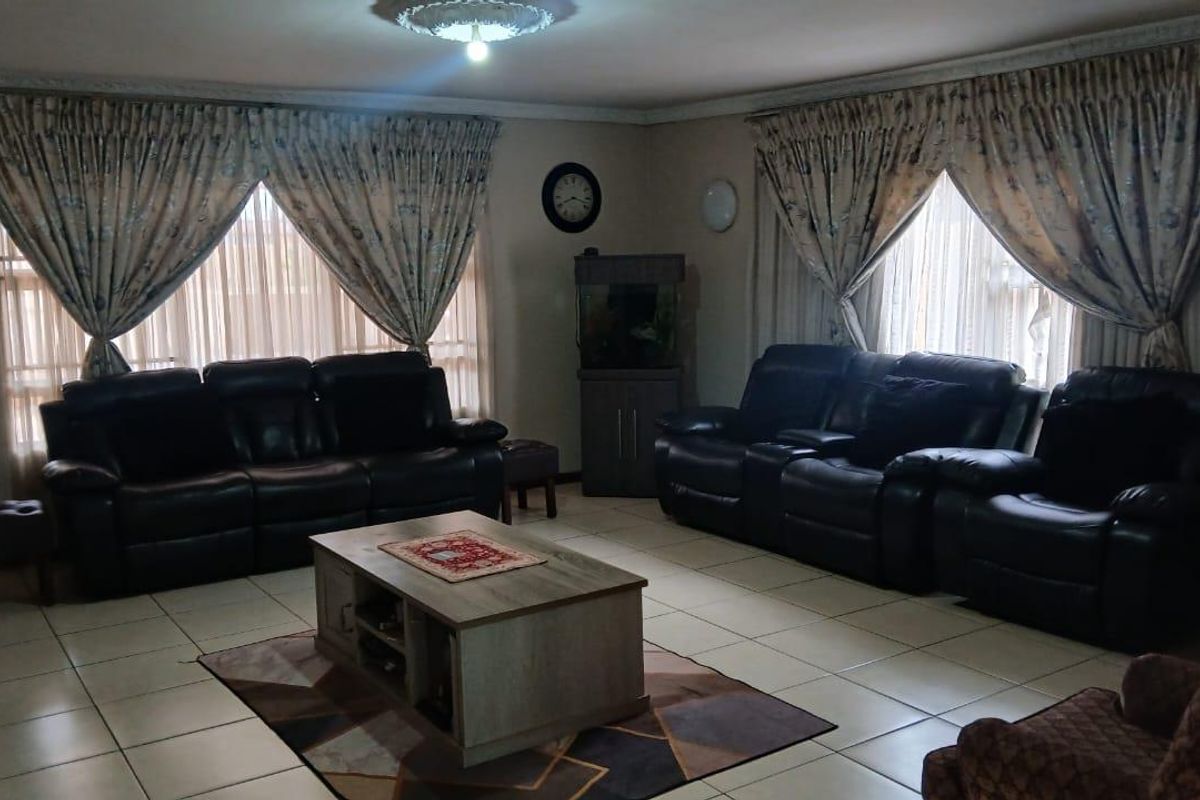 **Immaculate 3 Bedroom House in Palm Ridge** - Photo 3
