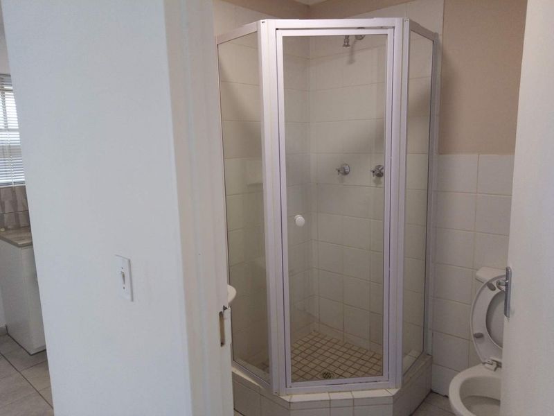 Lovely 2 Bed 1 Bath unit with open plan living area with kitchen and separate bathroom - Photo 9