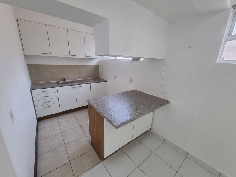 Unfurnished Bachelor Apartment To Let in Sea Point - Photo 7