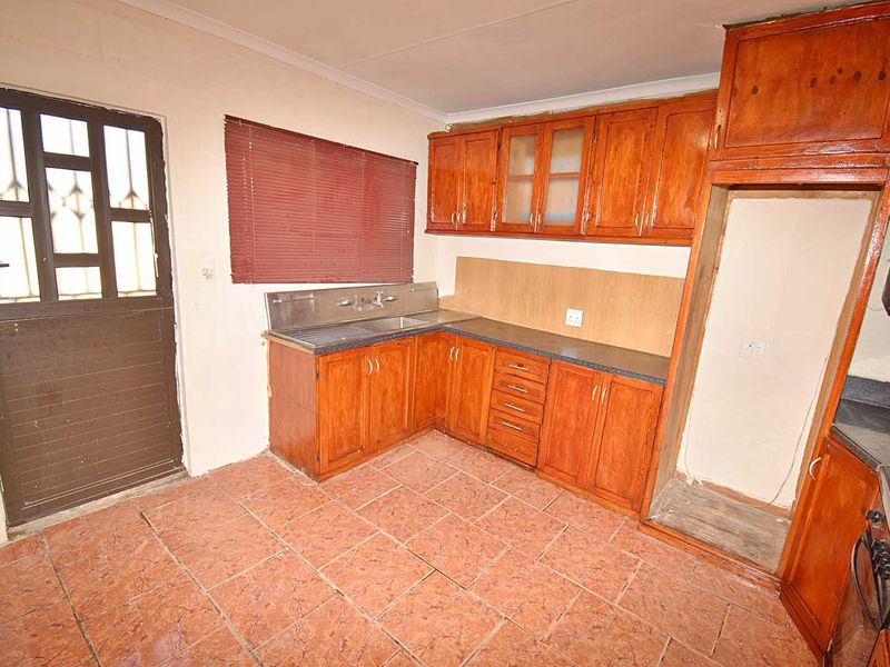 Large Family Home - Photo 10