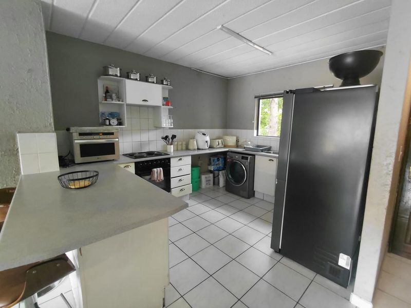 Spacious 3 Bedroomed Townhouse For Sale,  In The Secure Enclosure Of Lakefield - Photo 5