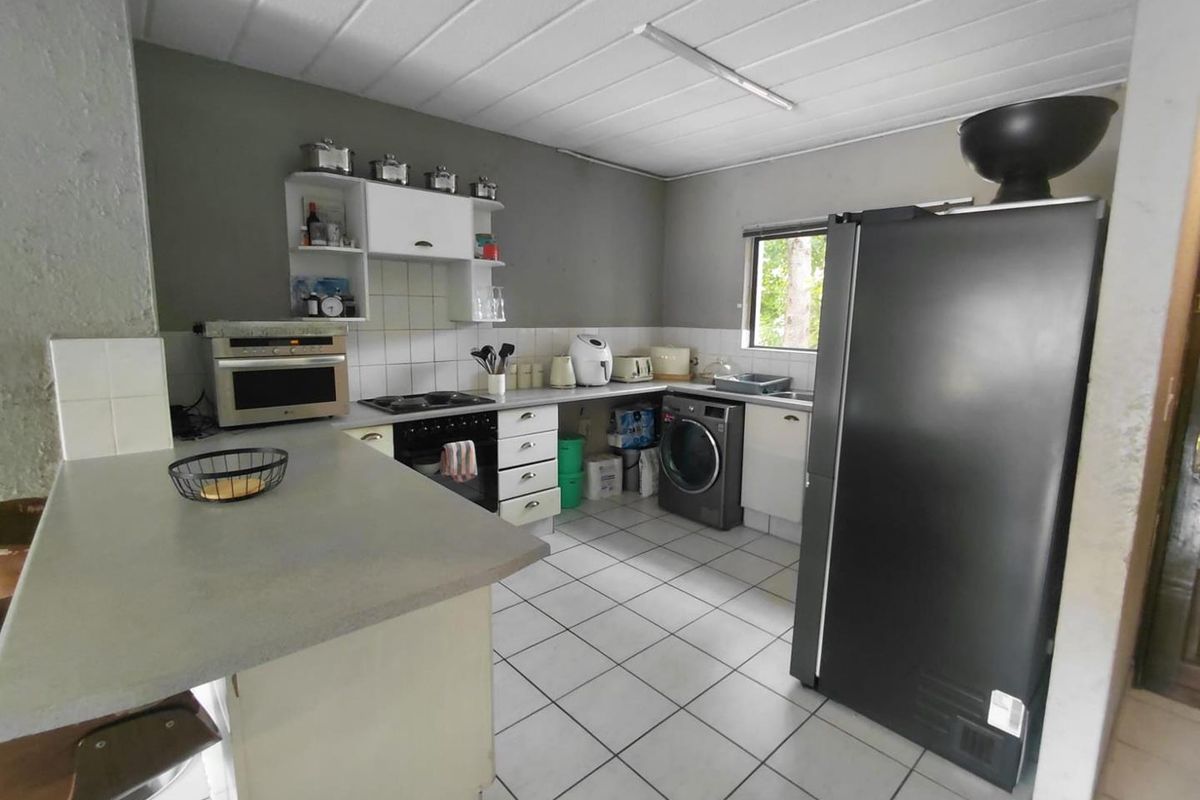 Spacious 3 Bedroomed Townhouse For Sale,  In The Secure Enclosure Of Lakefield - Photo 5