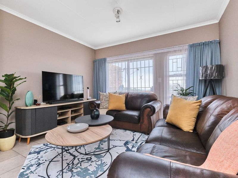 Charming Move-In Ready Upstairs Apartment – Perfect for First-Time Buyers! - Photo 4