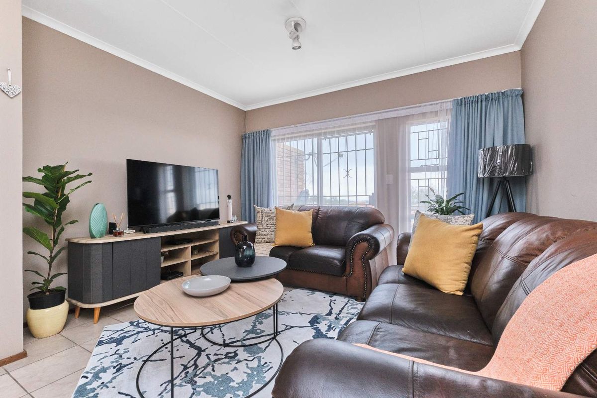 Charming Move-In Ready Upstairs Apartment – Perfect for First-Time Buyers! - Photo 4