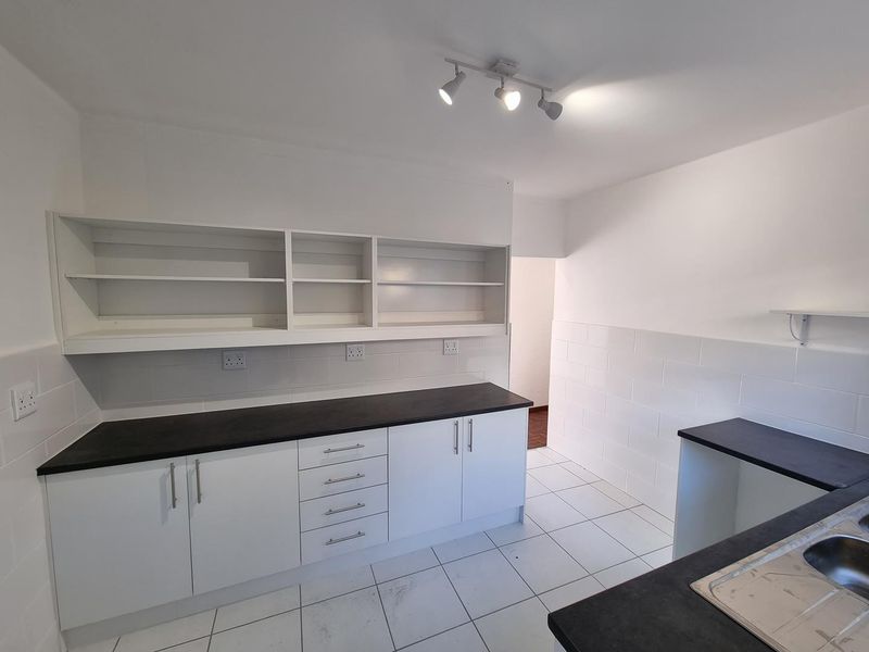Unfurnished 3-Bedroom Apartment To Rent in Camps Bay - Photo 10