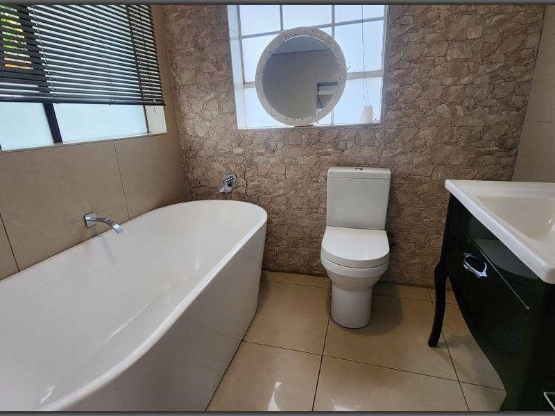 Modern spacious 3-Bedroom 2 bath family home for rental in White River - Photo 3