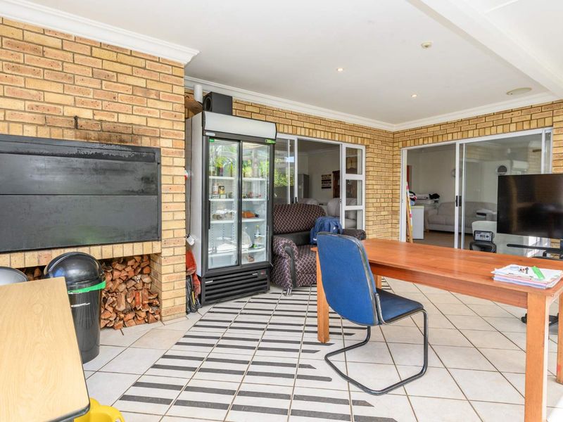 Exquisite Summerstrand Home - Photo 7